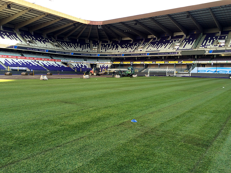 Make-over voor grasmat in Constant Vanden Stockstadion
