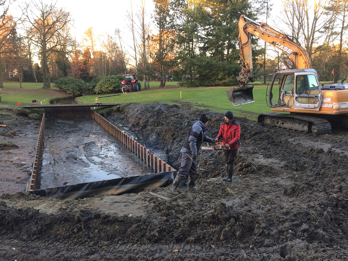 Golf Keerbergen maken van azobé keerwand aan vijver