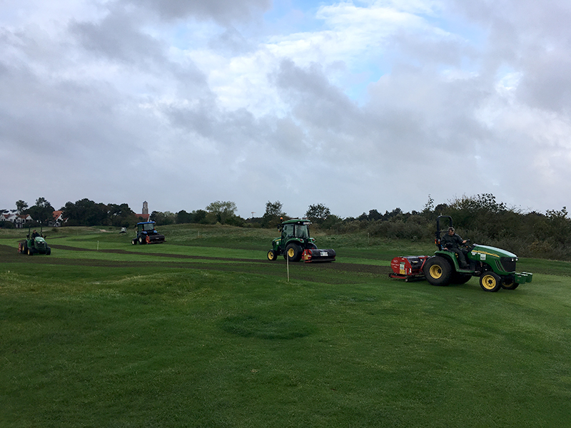 Fairways en Greens met holle pennen verlucht