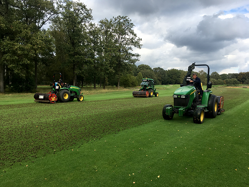 Fairways en Greens met holle pennen verlucht