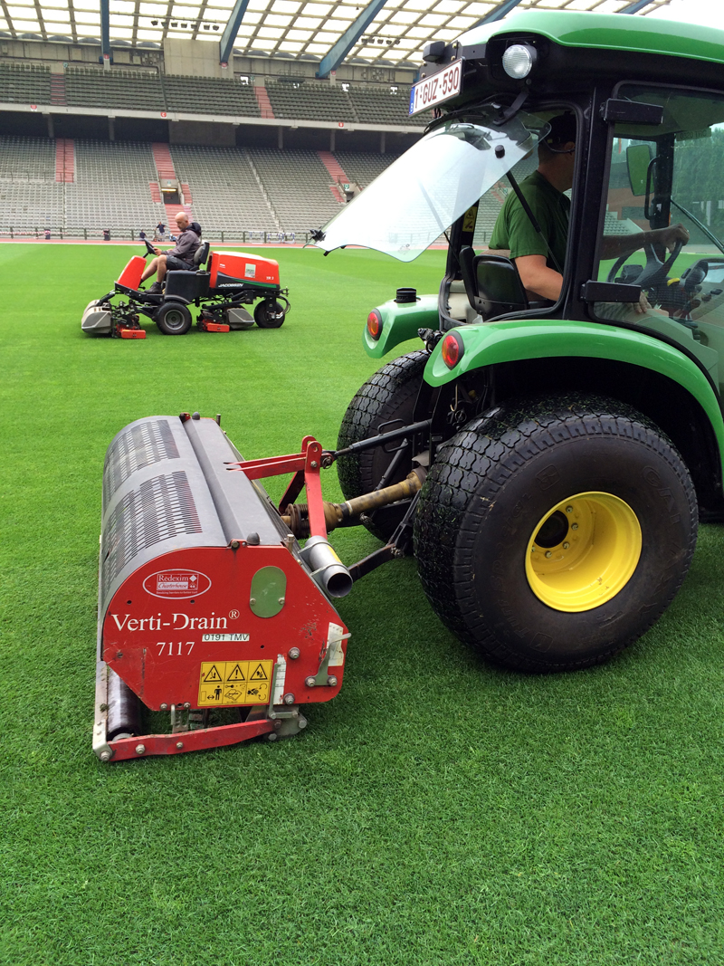 Groenservice bewerkt de grasmat van het Koning Boudewijnstadion