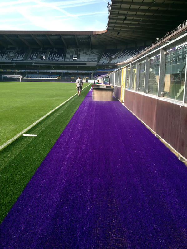Kunstgrasstrook in neutrale zone van RSCA