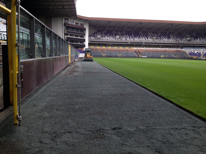 Kunstgrasstrook in neutrale zone van RSCA